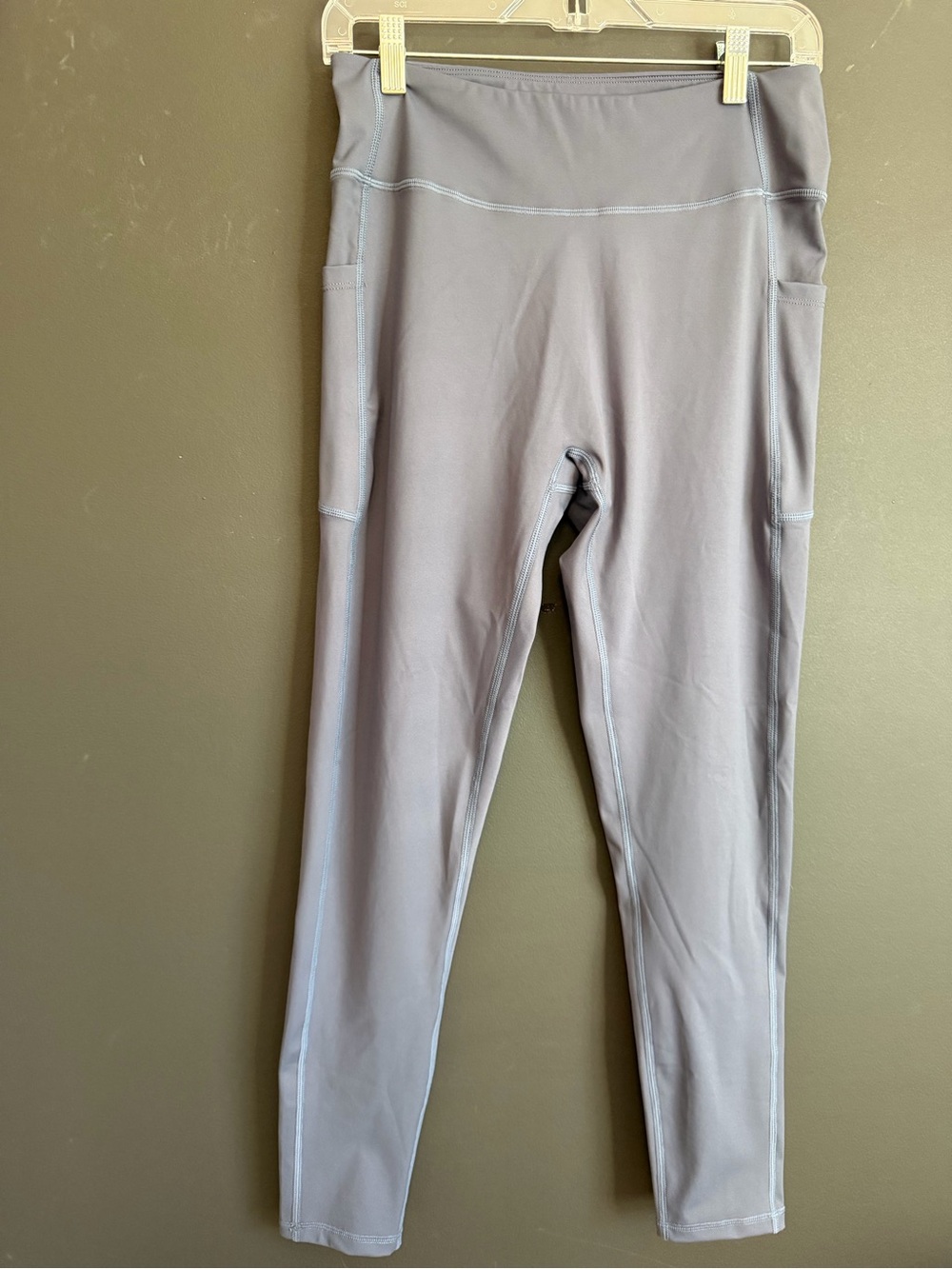 Running Lady Leggings With Pockets. SIZE LARGE